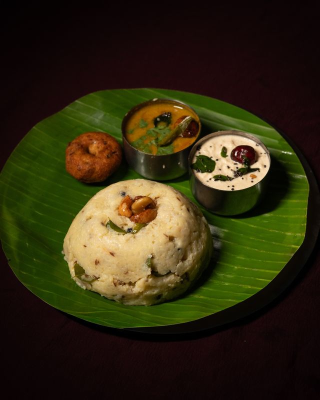 Ven pongal with vada